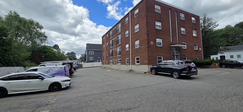 558 Main St, Stoneham