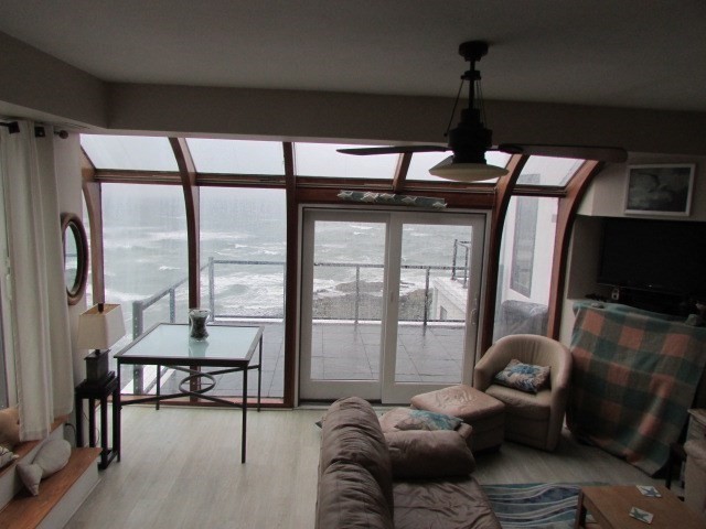 54 Oceanside Dr, Hull