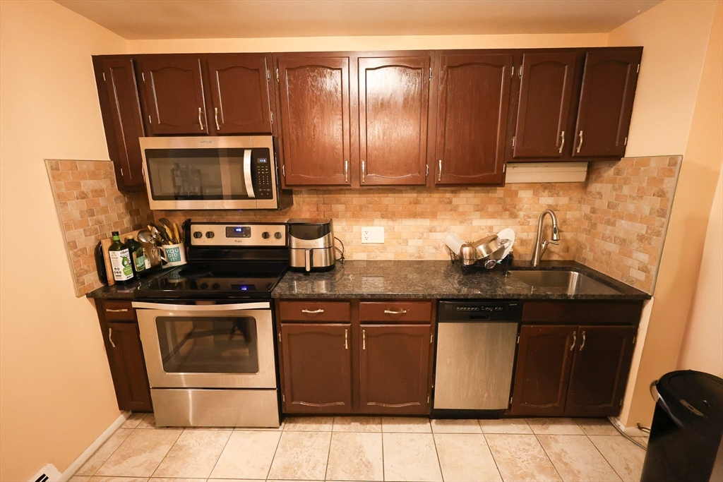 10 Linda Ln, Dorchester