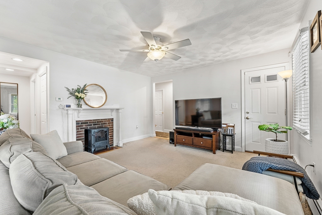 8 Ballard St, Saugus