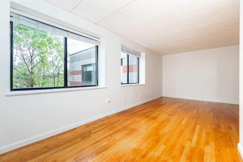 1933 Commonwealth Ave, Brighton