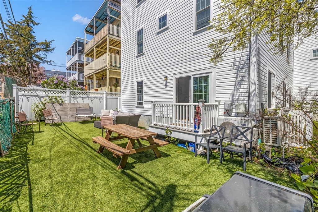 8 W Bellflower St, Dorchester