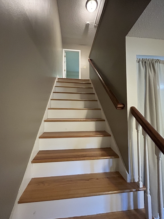 28 Apple Tree Hill Rd, Hopkinton