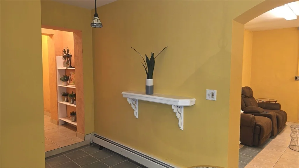 85 Burlingame, Charlton