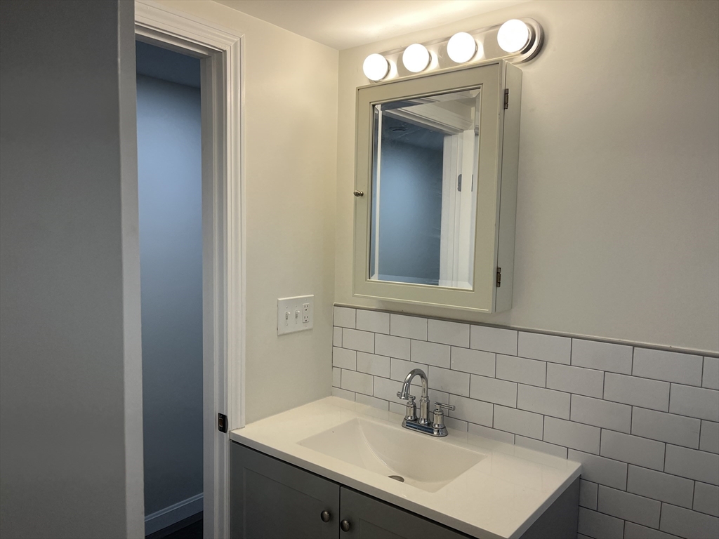 7 Lexington Ave, Hyde Park