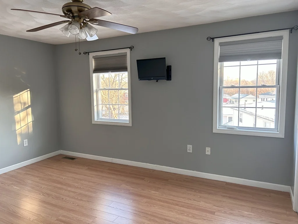 933 Varnum Ave, Lowell