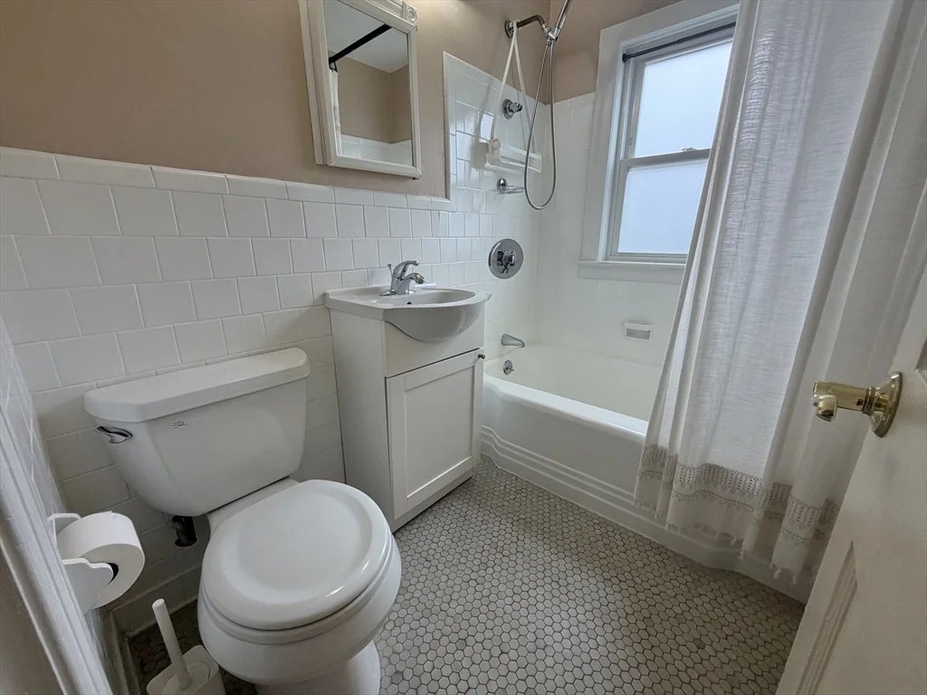 17 Hatfield Rd, West Newton
