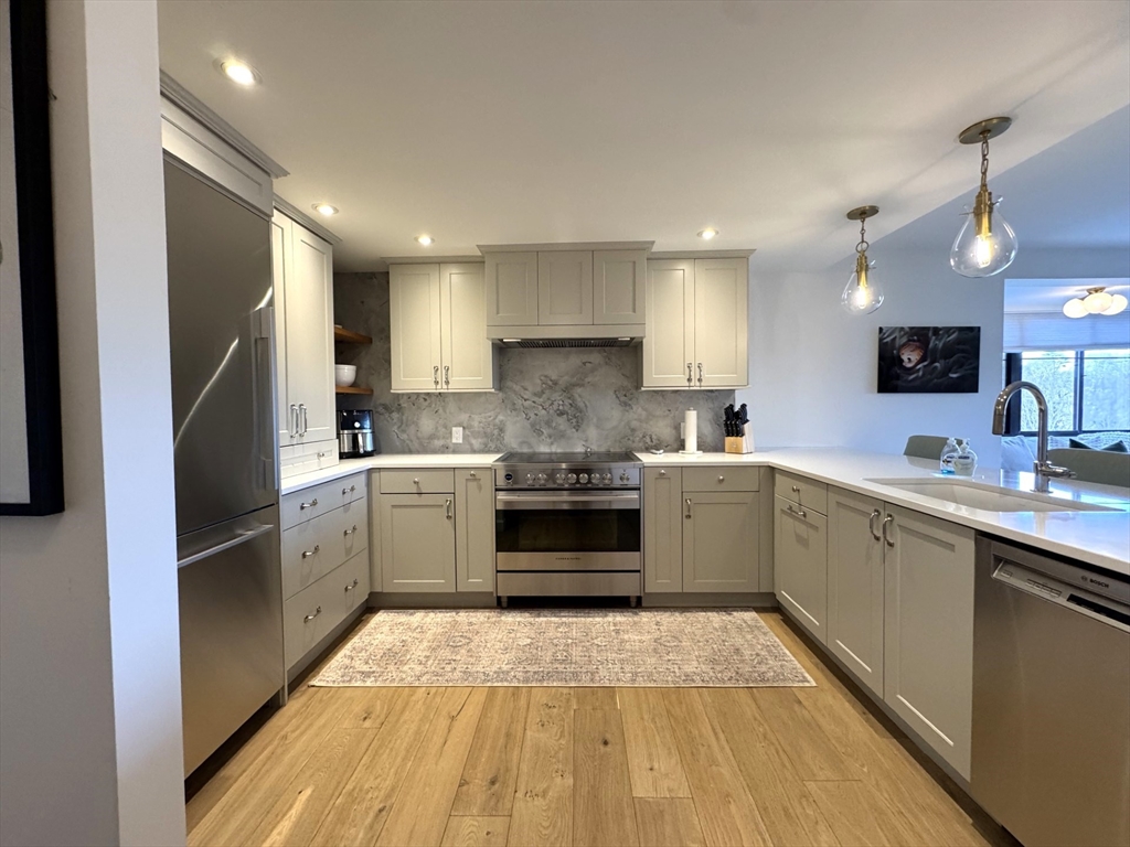 100 Ledgewood Dr, Stoneham