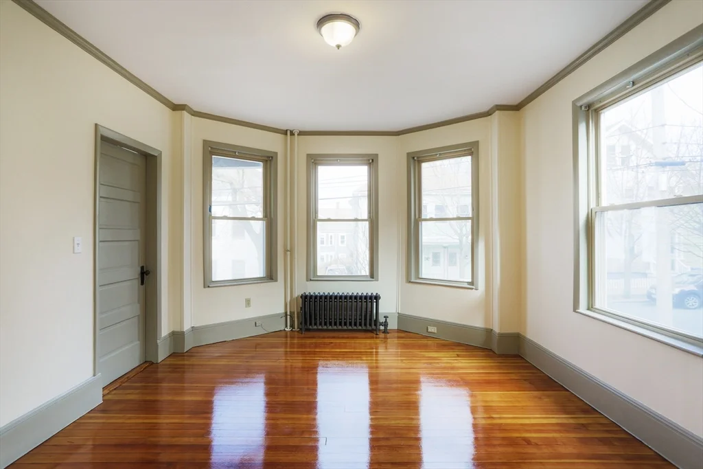 31 Roslyn, Salem