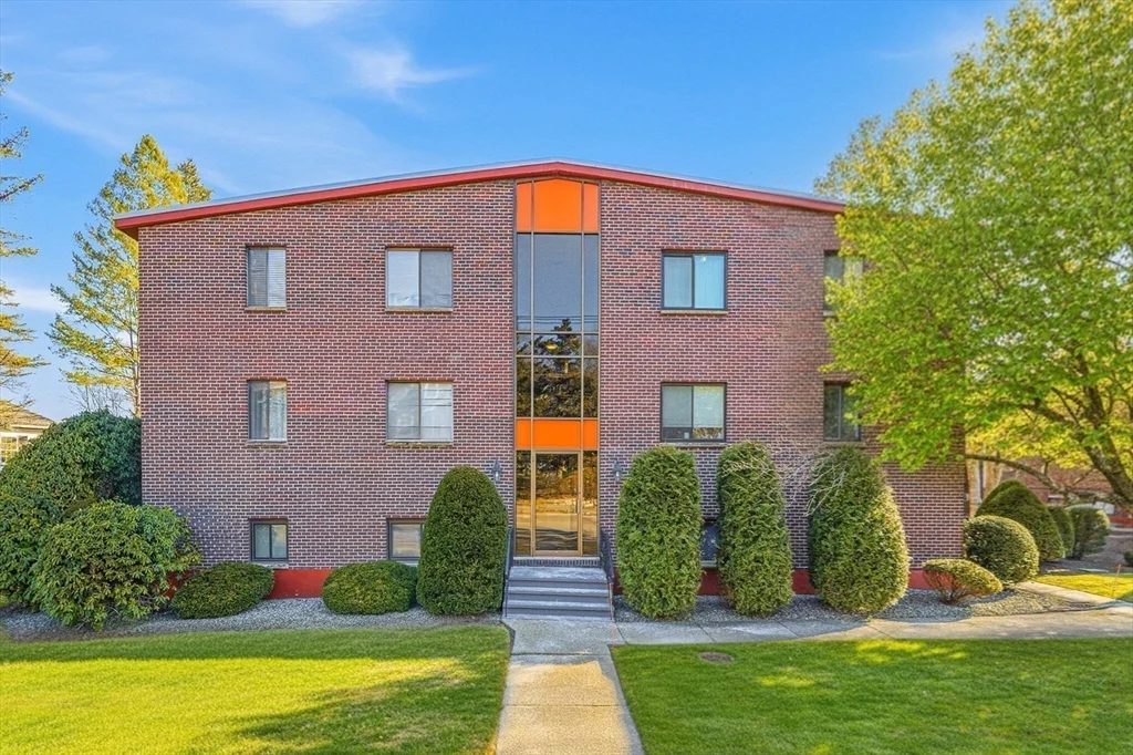 1011 Main St, Woburn