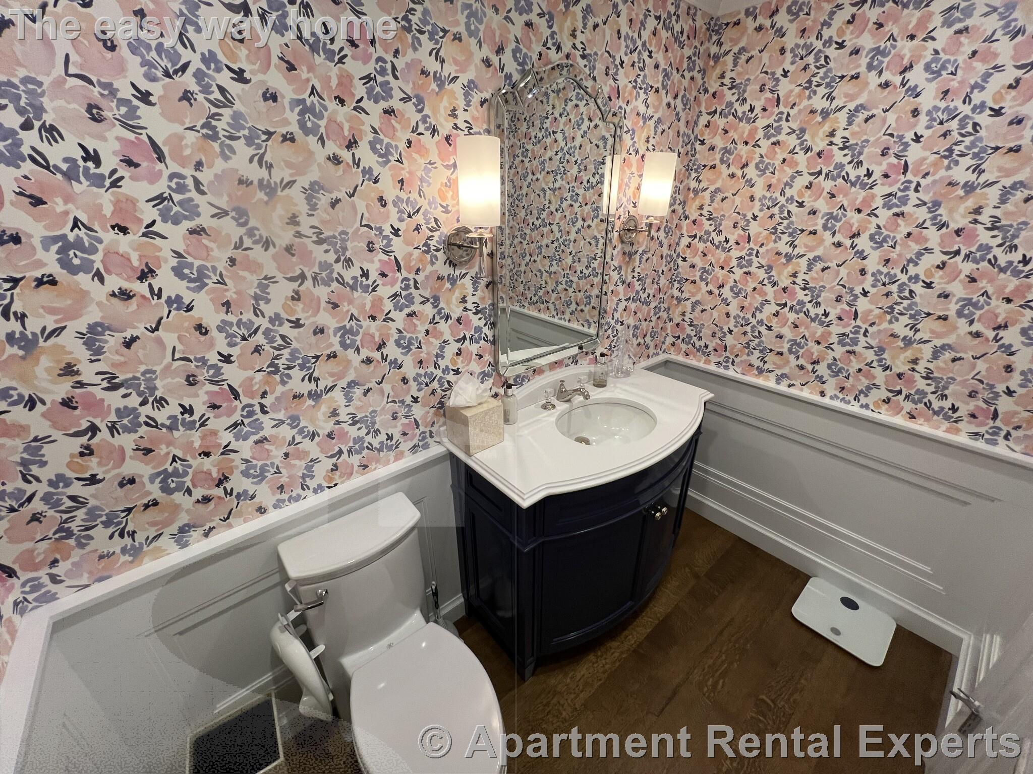 85 East India Row, Downtown