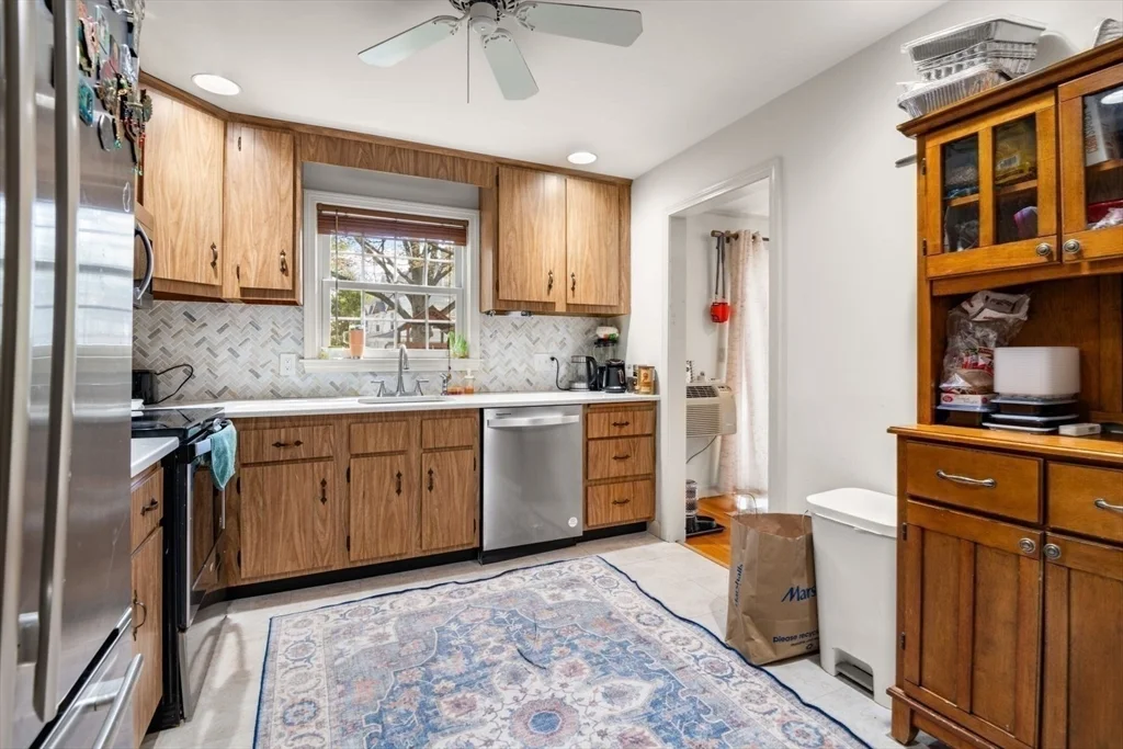9 Town House Dr, Newtonville
