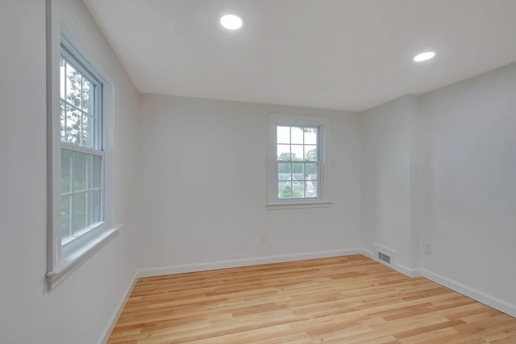 951 Main St, Lynnfield