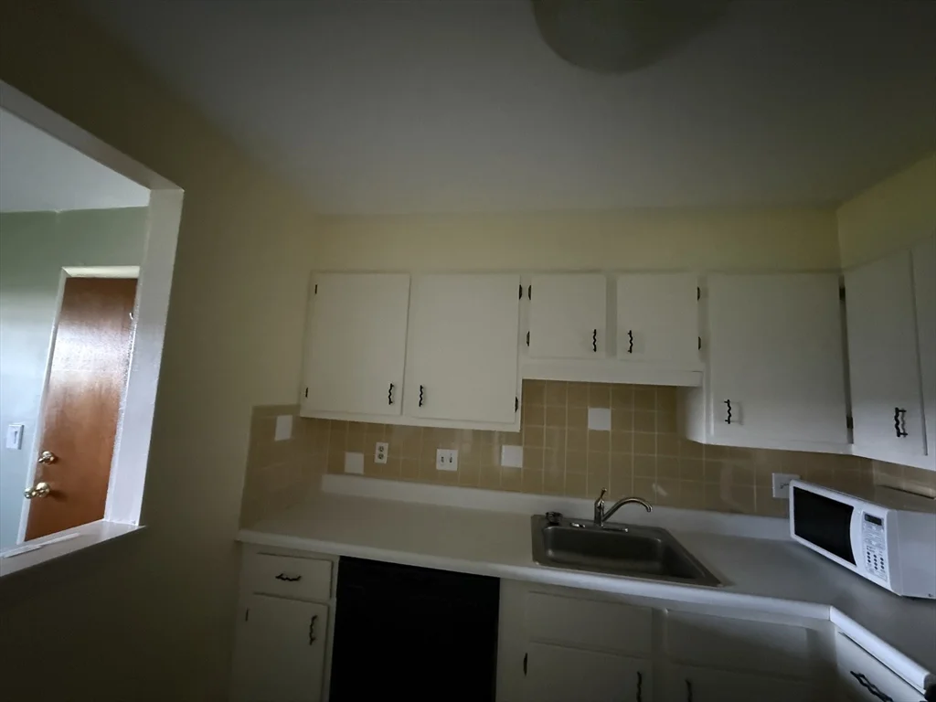 12 Williamsburg Ct, Shrewsbury