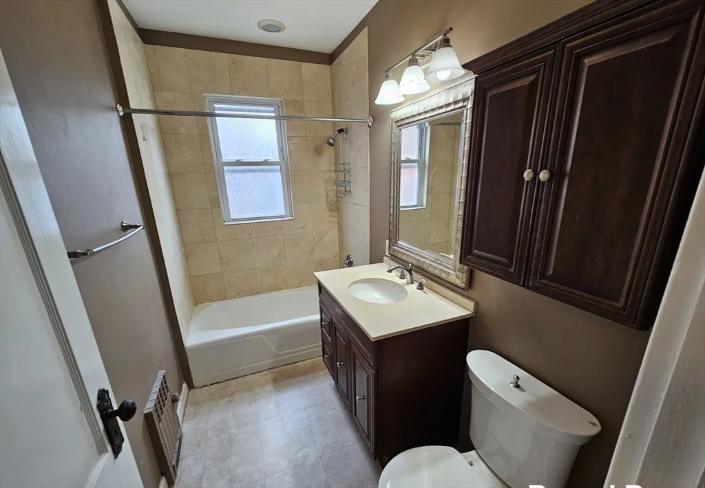 82 Walnut St, High Street Hill