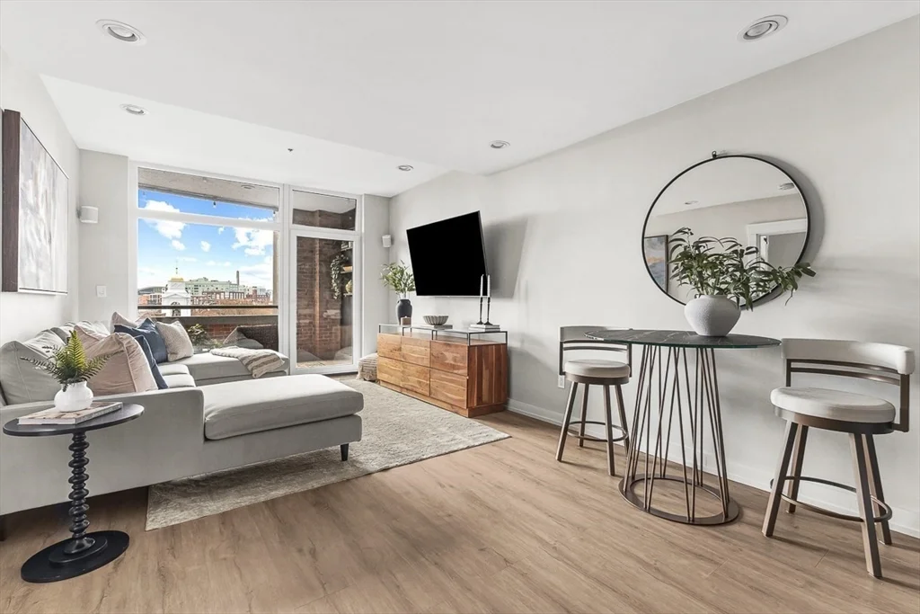 300 Commercial St, Waterfront