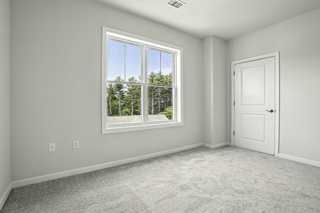 4 Winslow Ln, Grafton