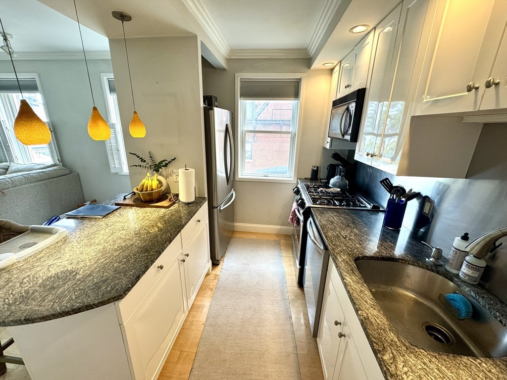 560 Commercial St, North End