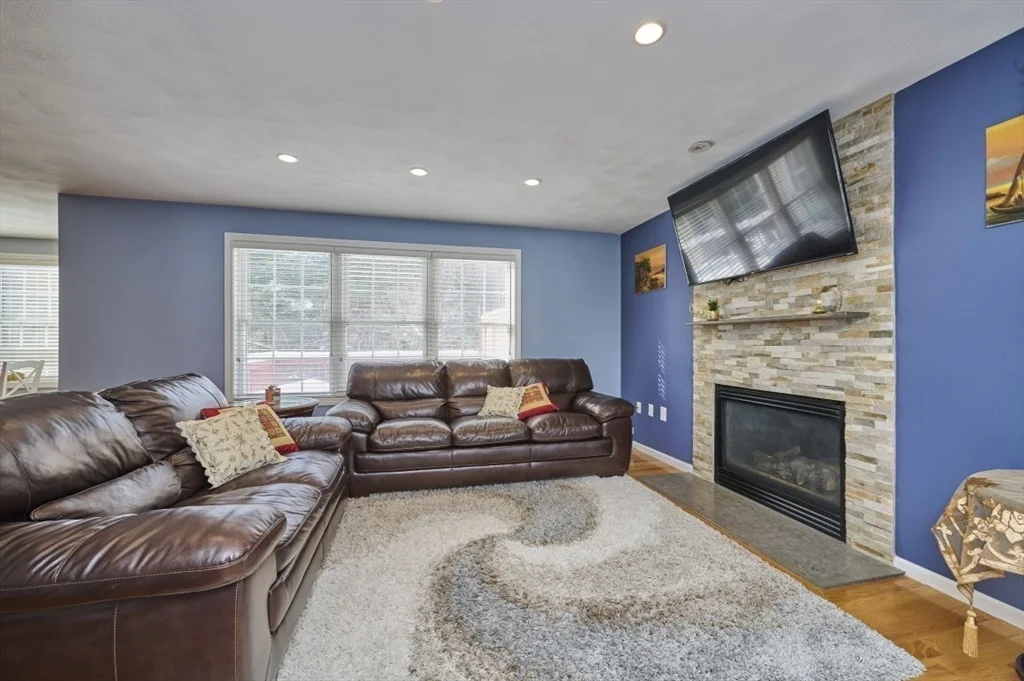 27 Cranberry Ln, Burlington