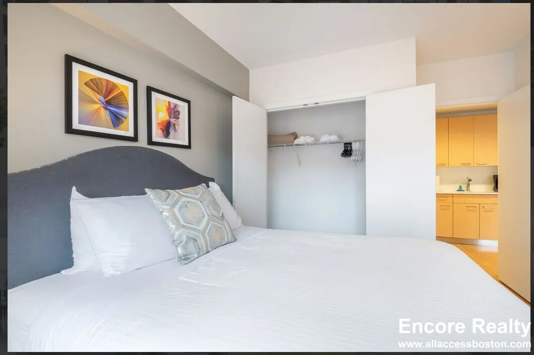 1085 Boylston St, Fenway