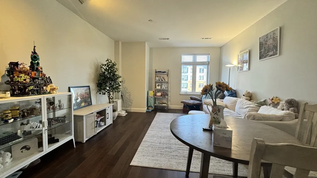 1501 Commonwealth, Brighton