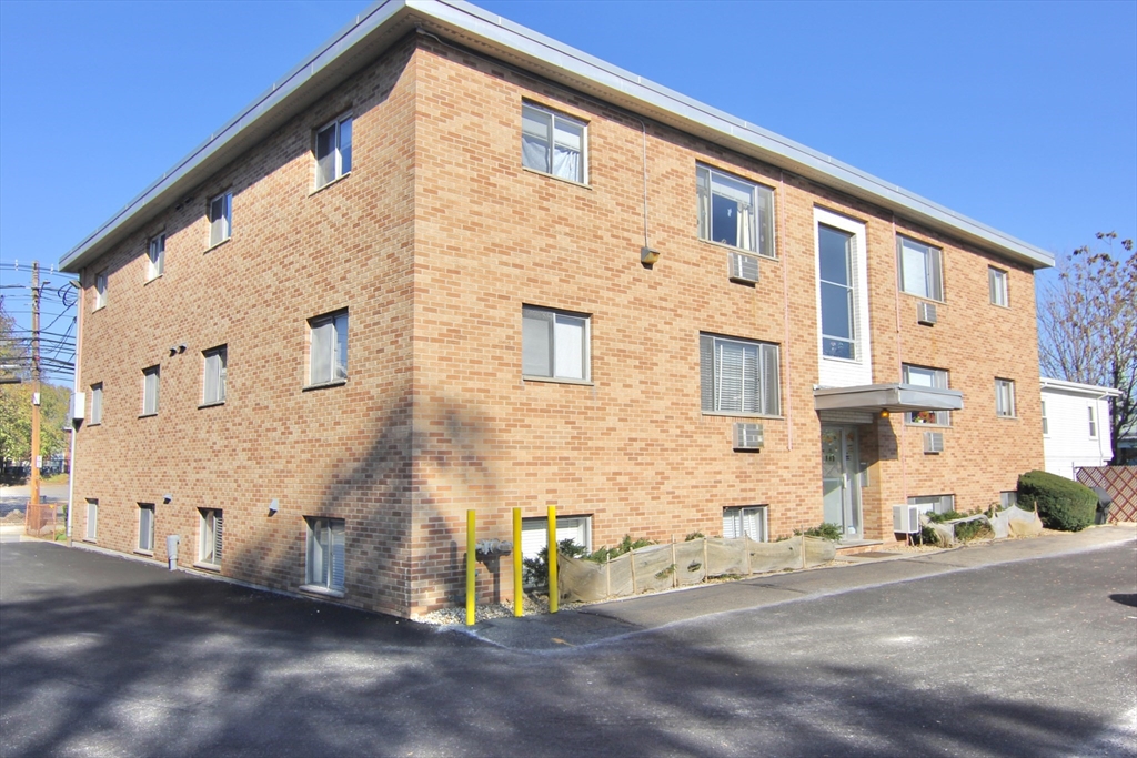 220 School St, Waltham