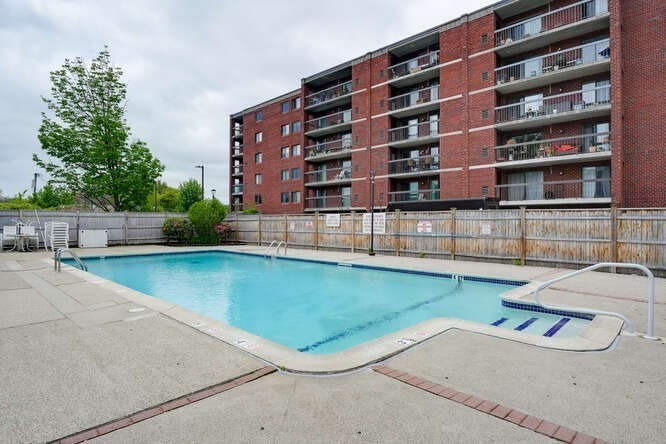 159 Main St, Stoneham