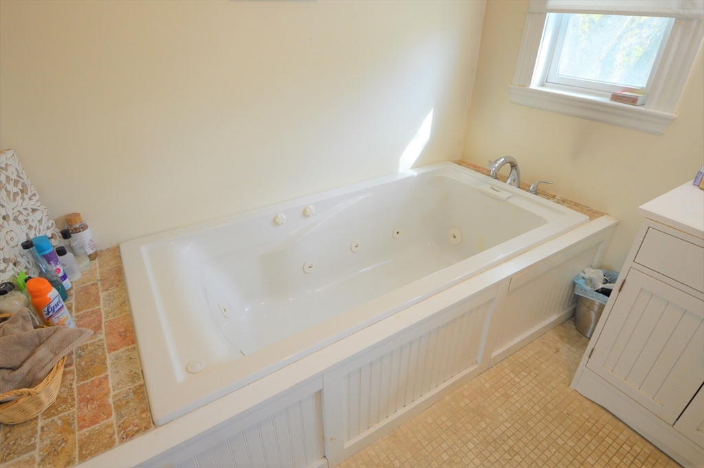 14 Breck Ave, Oak Square