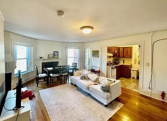 912 Beacon St, Fenway