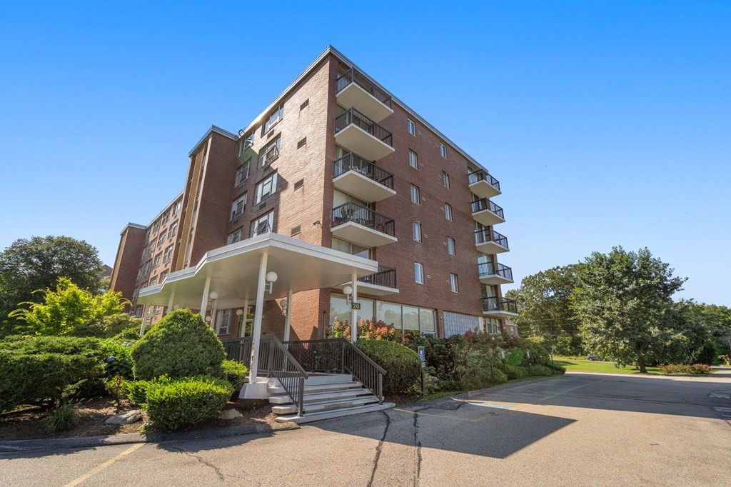 20 Hammond Pond Pkwy, Chestnut Hill