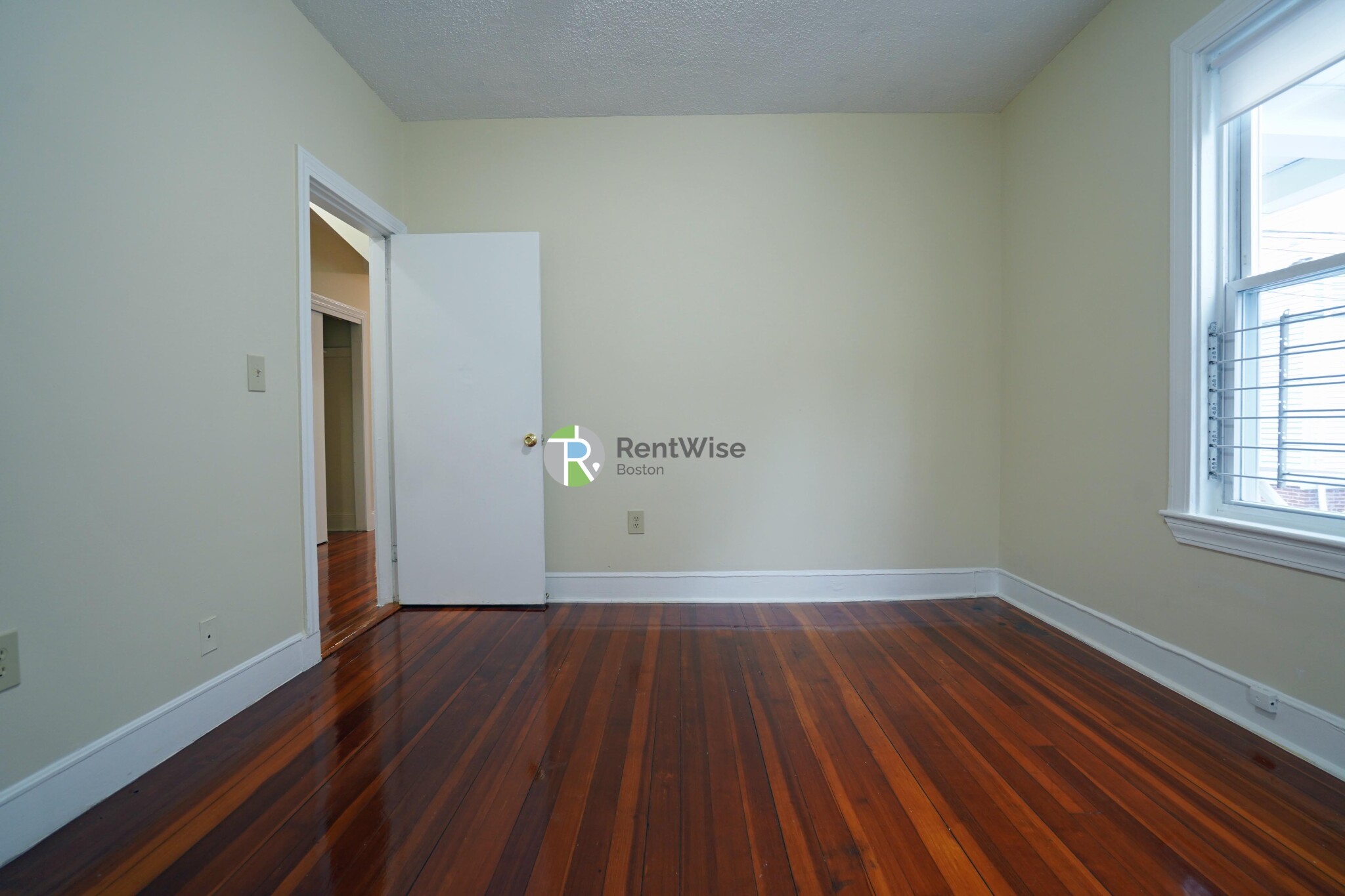 82 Robbins Pl, South Side