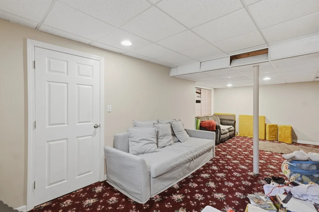 11 Roseanna Park Dr, Waltham