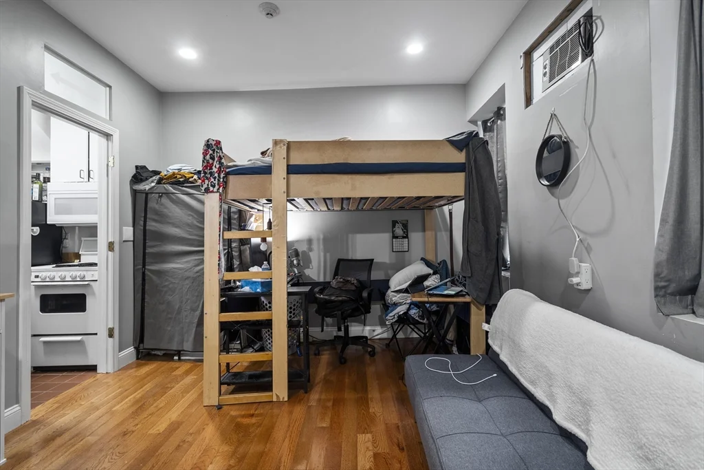 103 W 4th, South Boston