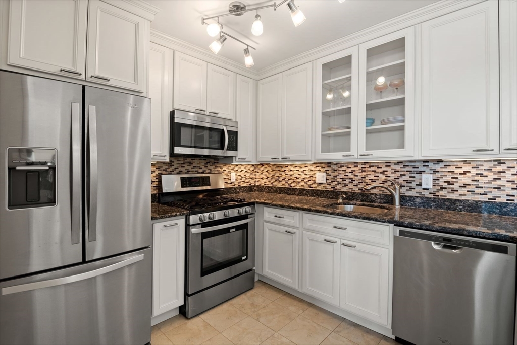 85 E India Row, Waterfront