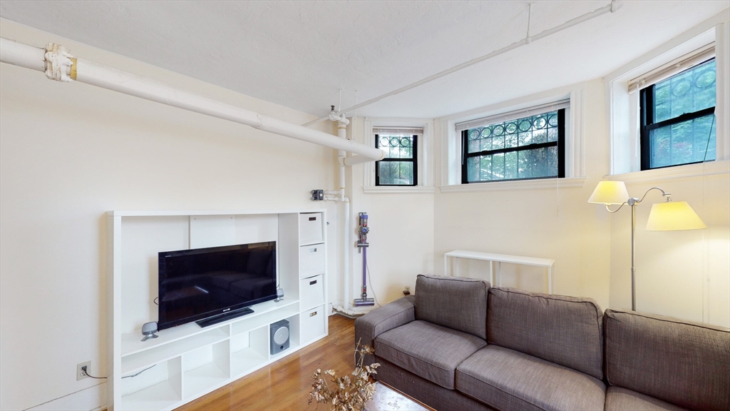 137 Peterborough St, Fenway