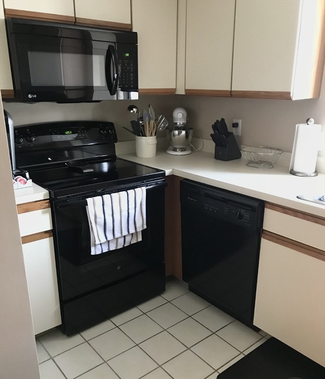 200 Ledgewood Dr, Stoneham