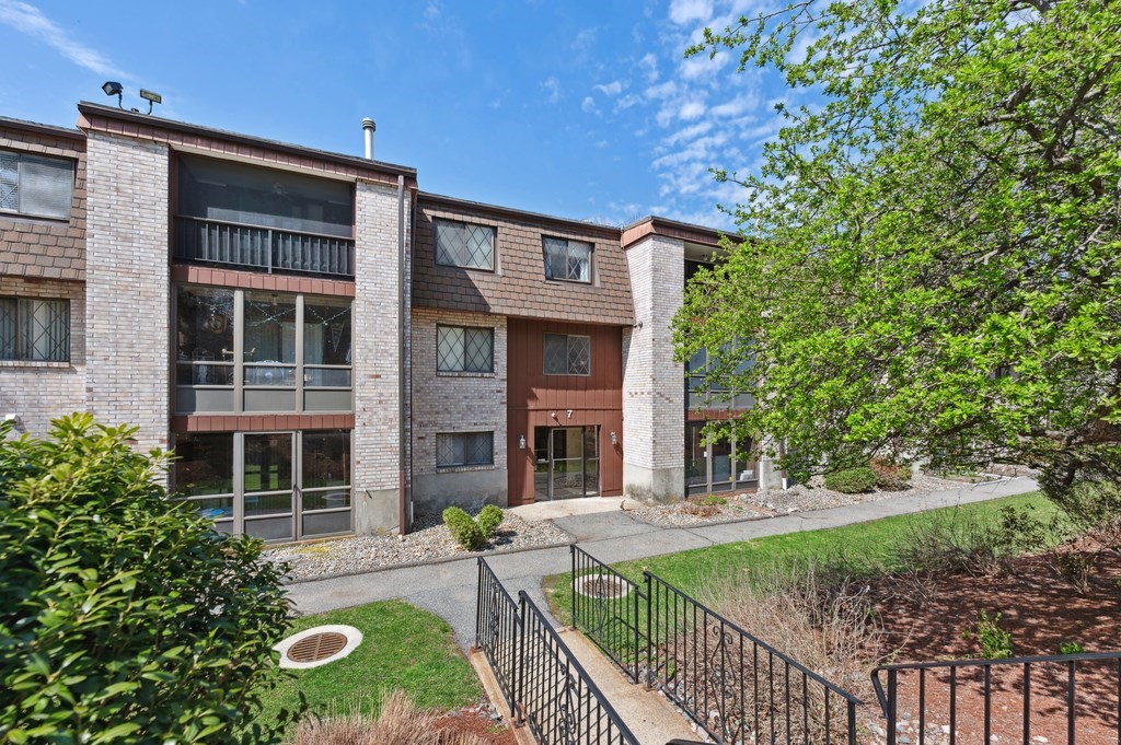 7 Greenbriar Dr, North Reading