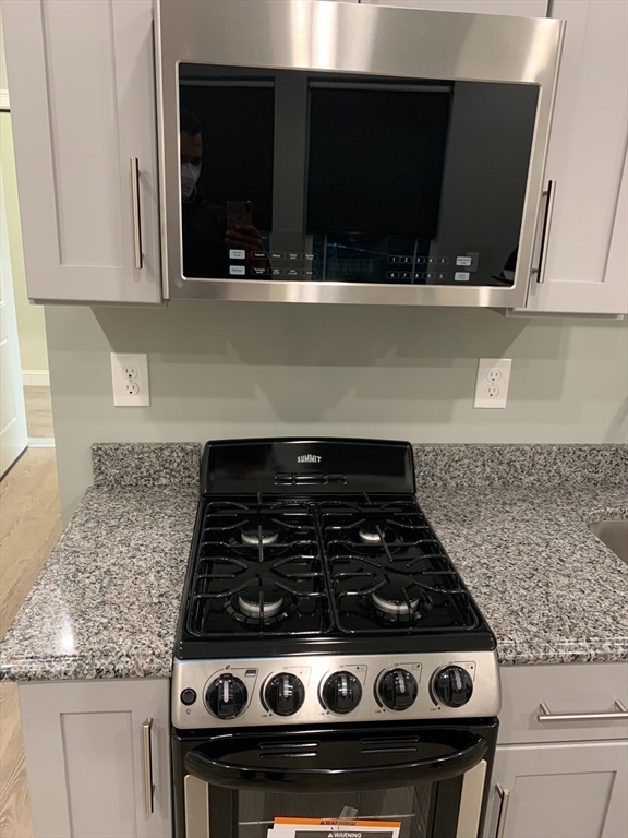 14 Yeamans St, Revere