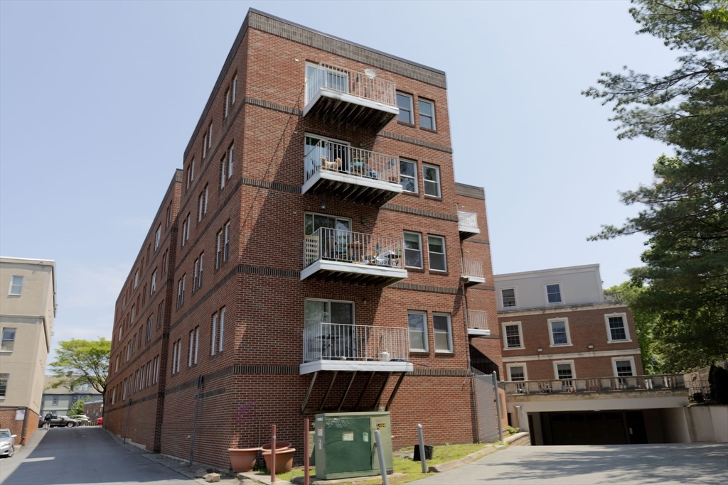 2456 Massachusetts Ave, North Cambridge