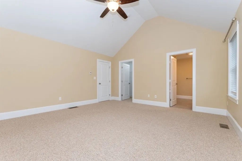 15 Hialeah Ln, Framingham