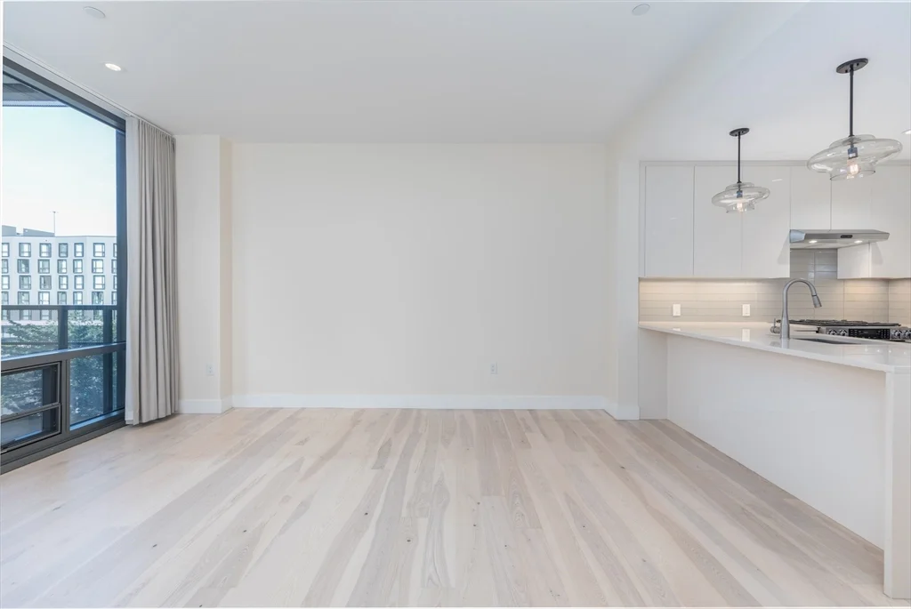 32 Traveler St, South End