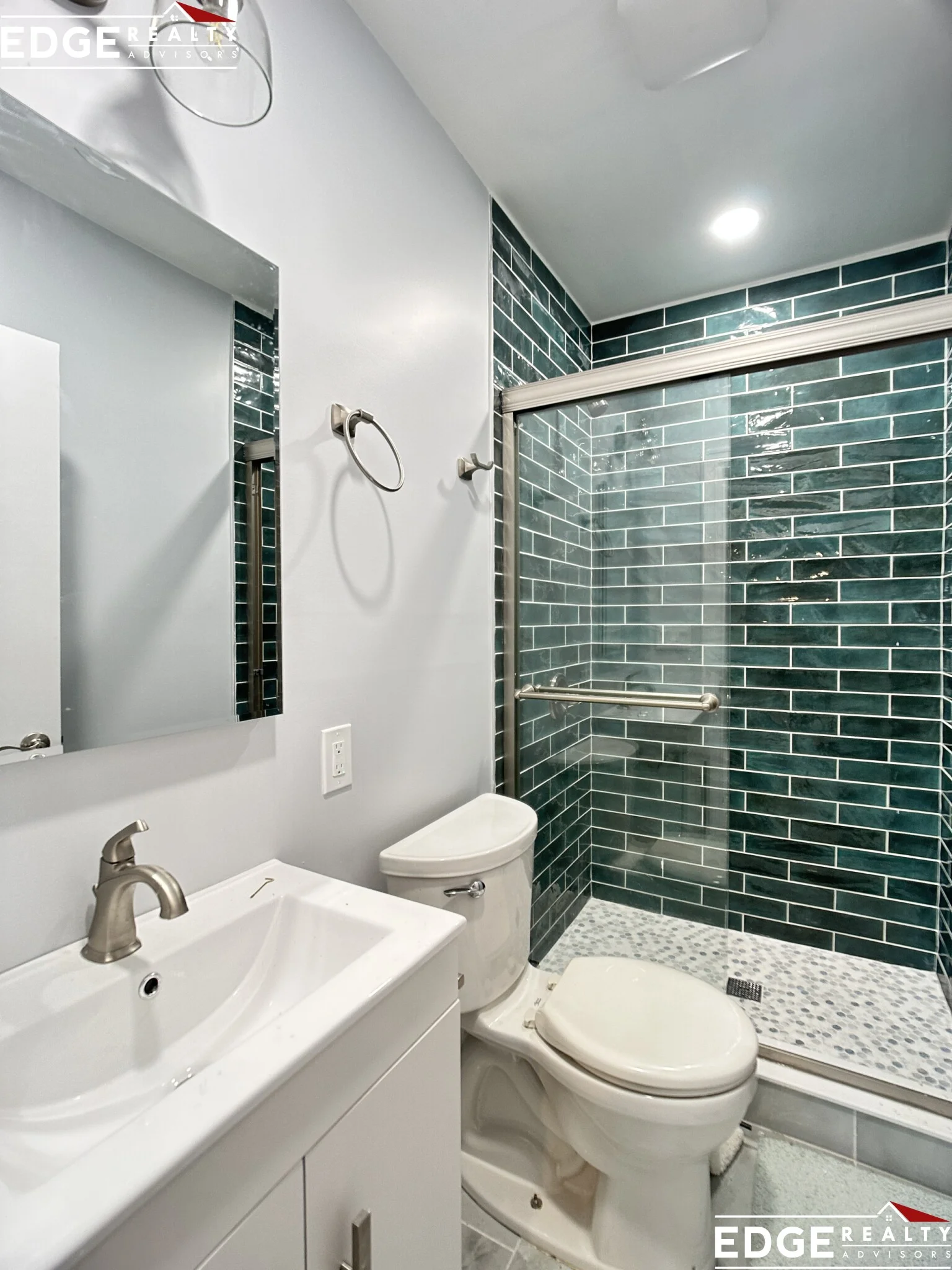 186 Lake Shore Rd, Oak Square