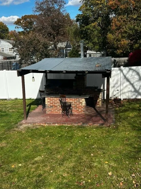 63 Mcgarvey Rd, Stoughton