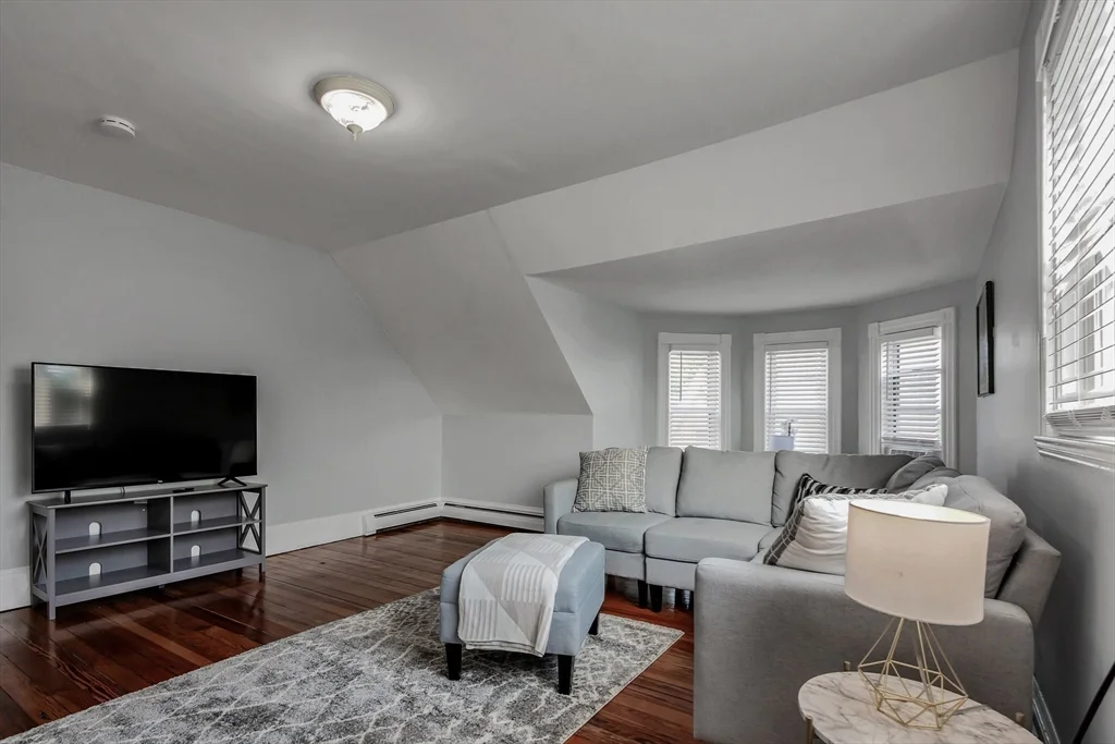 553 Main St, Medford