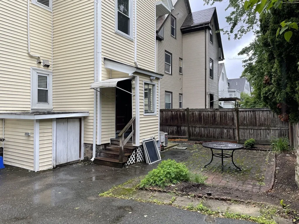 37 Brook St, Central Village