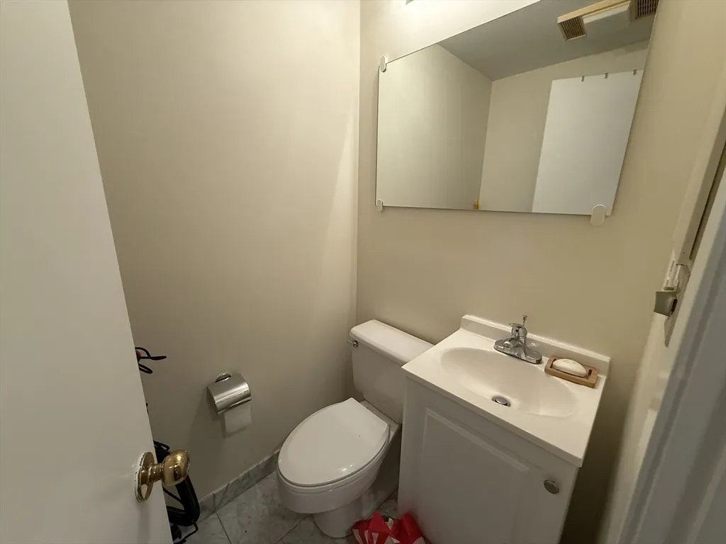 931 Massachusetts Ave, Mid-Cambridge