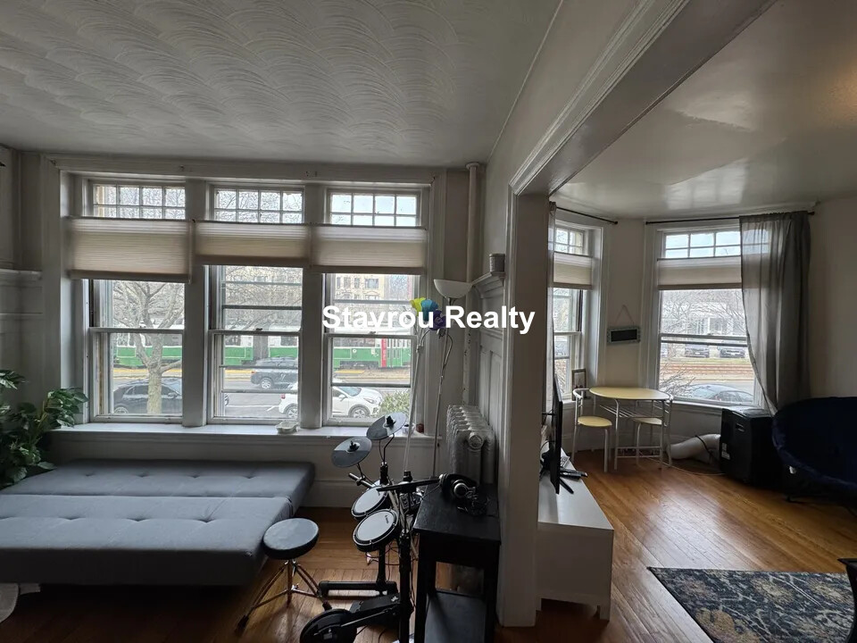 1681 Beacon St, Aspinwall Hill