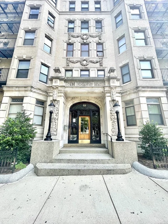 64 Charlesgate E, Fenway