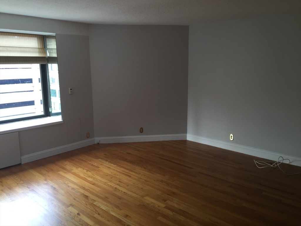 85 E India Row, Waterfront