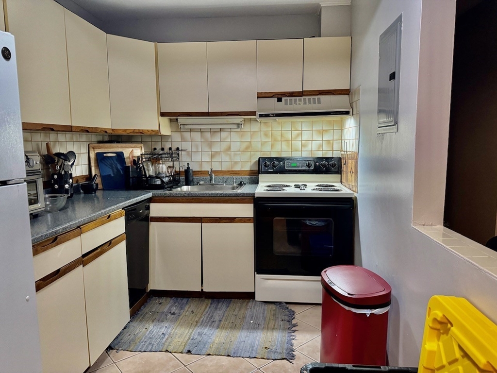 10 Linda Ln, Dorchester